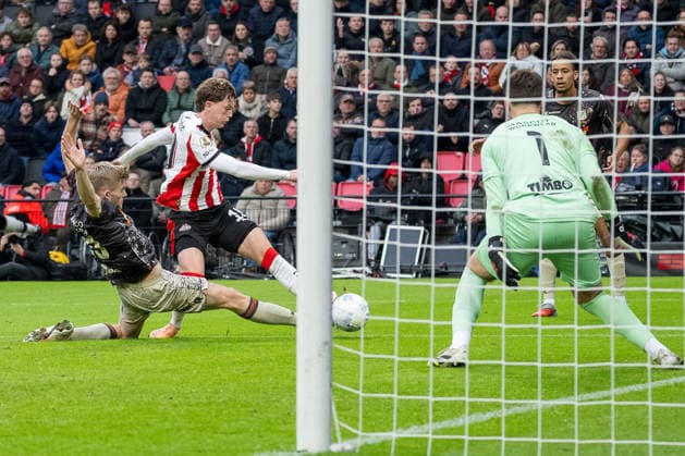 30 11 2025, Soccer Eredivisie, Season 2025 2026, Matchday 14, PSV Eindhoven FC Volendam at Philips Stadium in Eindhoven duel between Nick Verschuren FC Volendam, 20 and Paul Wanner PSV Eindhoven, 10 Photo Kirchner Media Thomas Haesler Copyright: xKirchner-Media ThomasxHaeslerx