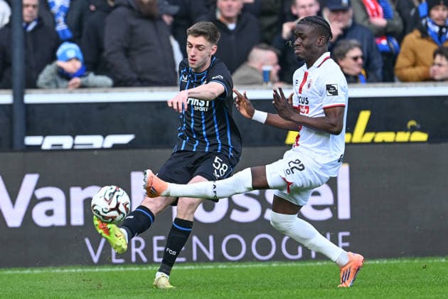251130 Club Brugge vs Antwerp FC Jorne Spileers (58) of Club Brugge fighting for the ball with Farouck Adekami (22) of Antwerp during the Jupiler Pro League season 2025 - 2026 matchday 16 game between Club Brugge KV and Royal Antwerp FC on November 30 , 2025 in Brugge, Belgium. (Photo by David Catry Isosport) Brugge Belgium  Copyright: xDavidxCatryx 20251130DSC_5485