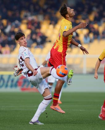 November 30, 2025, Lecce, Italia: Torino FC Cesare Casadei (L) and US Lecce s Tiago Gabriel (R) in action during the Italian Serie A soccer match US Lecce - Torino FC at the Via del Mare stadium in Lecce, Italy, 30 November 2025. ANSA ABBONDANZA SCURO LEZZI. Soccer: Serie A; Lecce- Torino  - ZUMAa110 20251130_zaf_a110_028 Copyright: xAbbondanzaxScuroxLezzix