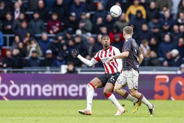 EINDHOVEN , 30-11-2025 , Philips stadium , season 2025 2026 , Dutch Eredivisie football , match between PSV and FC Volendam , picture shows PSV player Myron Boadu and FC Volendam player Ozan Kokcu PSV - Volendam  x32269693x Copyright: