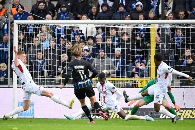 Club Brugge v Royal Antwerp FC - Jupiler Pro League BRUGGE, BELGIUM - NOVEMBER 30 : Kouyate Kiki defender of Royal Antwerp FC stops the ball of Vermant Romeo forward of Club Brugge during the Jupiler Pro League match between Club Brugge and Royal Antwerp FC on November 30, 2025 in Brugge, Belgium, 30 11 2025 Brugge Belgium  Copyright: xNicoxVereeckenx