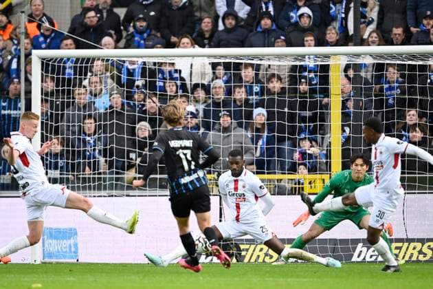 Club Brugge v Royal Antwerp FC - Jupiler Pro League BRUGGE, BELGIUM - NOVEMBER 30 : Kouyate Kiki defender of Royal Antwerp FC stops the ball of Vermant Romeo forward of Club Brugge during the Jupiler Pro League match between Club Brugge and Royal Antwerp FC on November 30, 2025 in Brugge, Belgium, 30 11 2025 Brugge Belgium  Copyright: xNicoxVereeckenx