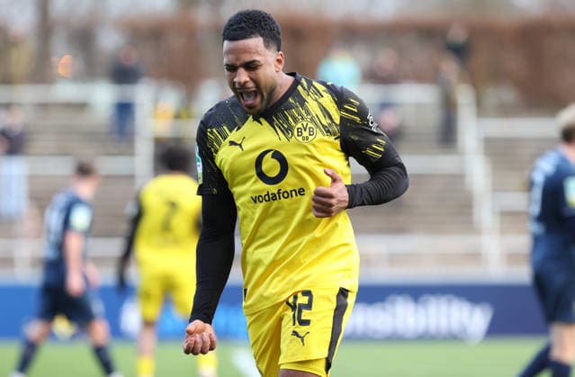 Sunday 30 11 2025, Season 2025 26, Regionalliga West, Matchday 17 at Stadion Rote Erde Dortmund, BVB Borussia Dortmund II SC Wiedenbrück, Dortmund goal celebration for 1 0 Almugera Raouf Mohammed Kabar BVB II