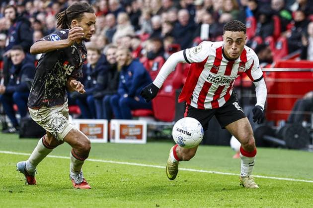 EINDHOVEN , 30-11-2025 , Philips stadium , season 2025 2026 , Dutch Eredivisie football , match between PSV and FC Volendam , picture shows FC Volendam player Deron Payne and PSV player Sergino Dest PSV - Volendam  x32269748x Copyright:
