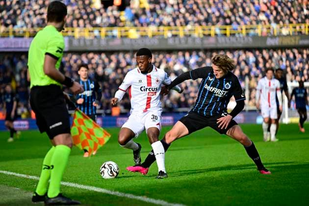 Club Brugge v Royal Antwerp FC - Jupiler Pro League BRUGGE, BELGIUM - NOVEMBER 30 : Scott Christopher midfielder of Royal Antwerp FC ands Vermant Romeo forward of Club Brugge during the Jupiler Pro League match between Club Brugge and Royal Antwerp FC on November 30, 2025 in Brugge, Belgium, 30 11 2025 Brugge Belgium  Copyright: xJanxDexMeuleneirx