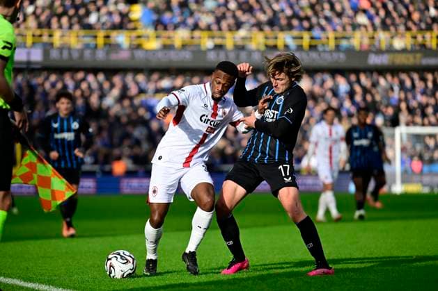 Club Brugge v Royal Antwerp FC - Jupiler Pro League BRUGGE, BELGIUM - NOVEMBER 30 : Scott Christopher midfielder of Royal Antwerp FC ands Vermant Romeo forward of Club Brugge during the Jupiler Pro League match between Club Brugge and Royal Antwerp FC on November 30, 2025 in Brugge, Belgium, 30 11 2025 Brugge Belgium  Copyright: xJanxDexMeuleneirx