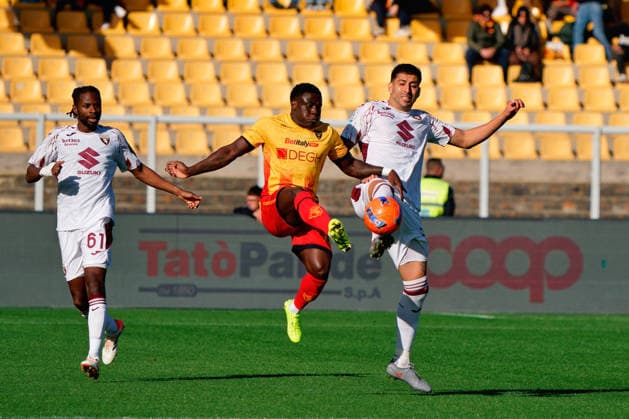 CALCIO - Serie A - US Lecce vs Torino FC Lameck Banda of US Lecce in action against Guillermo MarPhoto by IPA ABACAPRESS.COMn of Torino FC during US Lecce vs Torino FC, Italian soccer Serie A match in Lecce, Italy, November 30 2025 Lecce Italy  Copyright: xIPAxSport ABACAx
