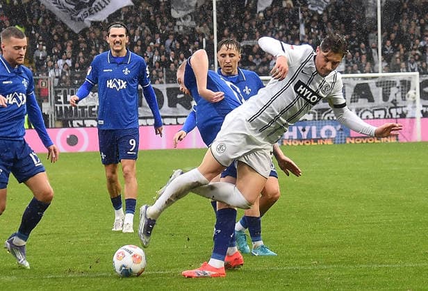 30 11 2025, xhbx, Soccer 2 Bundesliga, SV Elversberg SV Darmstadt 98 v l Kai Klefisch SV Darmstadt 98 , Lukas Petkov SV Elversberg DFL DFB REGULATIONS PROHIBIT ANY USE OF PHOTOGRAPHS as IMAGE SEQUENCES and or QUASI VIDEO Elversberg