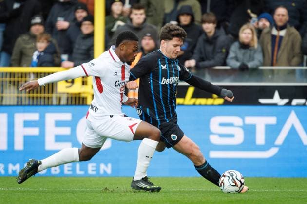 Antwerp s Christopher Scott and Club s Christos Tzolis fight for the ball during a soccer match between Club Brugge and Royal Antwerp FC, Sunday 30 November 2025 in Brugge, on day 16 of the 2025-2026 Jupiler Pro League first division of the Belgian championship. KURTxDESPLENTER  x145371297x