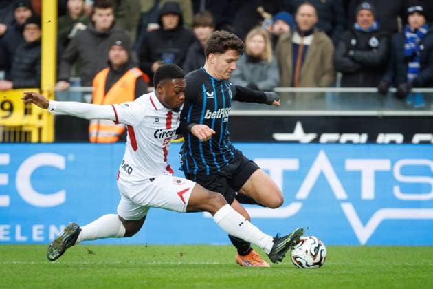 Antwerp s Christopher Scott and Club s Christos Tzolis fight for the ball during a soccer match between Club Brugge and Royal Antwerp FC, Sunday 30 November 2025 in Brugge, on day 16 of the 2025-2026 Jupiler Pro League first division of the Belgian championship. KURTxDESPLENTER  x145371304x