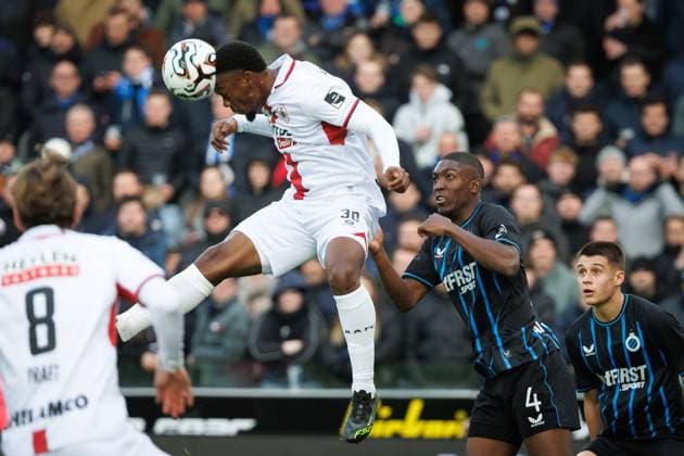 Antwerp s Christopher Scott and Club s Joel Ordonez fight for the ball during a soccer match between Club Brugge and Royal Antwerp FC, Sunday 30 November 2025 in Brugge, on day 16 of the 2025-2026 Jupiler Pro League first division of the Belgian championship. KURTxDESPLENTER  x145371338x