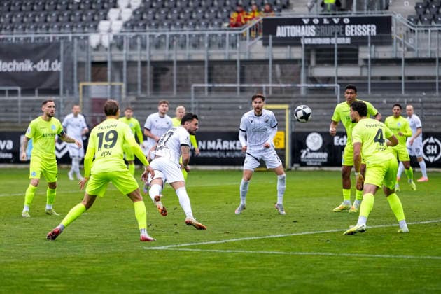 Pascal Testroet SVS, 37 , scores the goal for 1 0, goal, goal success, highlight, action, action scene, 30 11 2025, Sandhausen Germany , Soccer, Regionalliga Südwest, SV Sandhausen SV Stuttgarter Kickers xozx