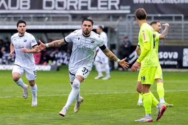 from left Berk Inaler SVS, 18 , scorer Pascal Testroet SVS, 37 , players of SV Sandhausen SVS , celebrate the goal, celebrate the goal, goal, celebration, rejoicing, joy, rejoices, optimistic, positive, game scene, highlight, action, 30 11 2025, Sandhausen Germany , football, Regionalliga Südwest, SV Sandhausen SV Stuttgarter Kickers xozx