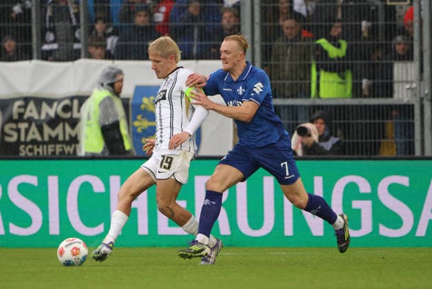 30 11 2025, Football, Men, 2 Bundesliga, Season 2025 2026, SV 07 Elversberg SV Darmstadt 98, Lukas Pinckert SV 07 Elversberg , Isac Lidberg SV Darmstadt 98 Elversberg Ursapharm Arena an der Kaiserlinde Saarland Germany DEU Copyright: xFabianxKleerx