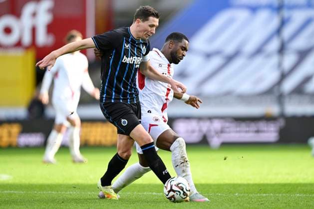 Club Brugge v Royal Antwerp FC - Jupiler Pro League BRUGGE, BELGIUM - NOVEMBER 30 : Vanaken Hans midfielder of Club Brugge is challenged by Kerk Gyrano forward of Royal Antwerp FC during the Jupiler Pro League match between Club Brugge and Royal Antwerp FC on November 30, 2025 in Brugge, Belgium, 30 11 2025 Brugge Belgium  Copyright: xNicoxVereeckenx