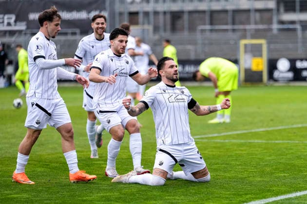 from left Louis Kolbe SVS, 3 , David Mamutovic SVS, 7 , Berk Inaler SVS, 18 , goalscorer Pascal Testroet SVS, 37 , players of SV Sandhausen SVS , celebrate the goal to 1 0, jubilation, goal celebration, celebrate the goal, goal, celebration, cheers about the goal, rejoice, joy, rejoices, optimistic, positive, game scene, highlight, action, 30 11 2025, Sandhausen Germany , football, Regionalliga Südwest, SV Sandhausen SV Stuttgarter Kickers xozx
