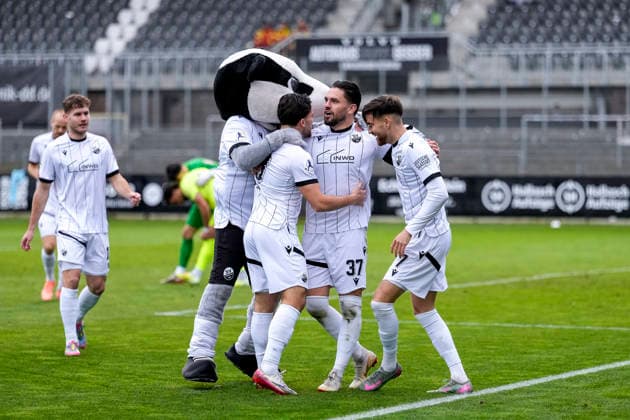 from left Jahn Herrmann SVS, 10 , Hardi mascot, SV Sandhausen, SVS , Berk Inaler SVS, 18 , goal scorer Pascal Testroet SVS, 37 , David Mamutovic SVS, 7 , players of SV Sandhausen SVS , celebrate the goal to 1 0, cheer, goal celebration, goal success, celebrate the goal, goal, celebration, cheers about the goal, rejoicing, joy, rejoices, optimistic, positive, game scene, highlight, action, 30 11 2025, Sandhausen Germany , football, Regionalliga Südwest, SV Sandhausen SV Stuttgarter Kickers xozx