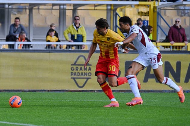 Santiago Pierotti (Us Lecce) against Saul Coco (Torino Fc) during US Lecce vs Torino FC, Italian soccer Serie A match in Lecce, Italy, November 30 2025  Copyright: xPasqualexGolia IPAxSportx xipa-agency.netx xx IPA_68550140 IPA_Agency_IPA68550140
