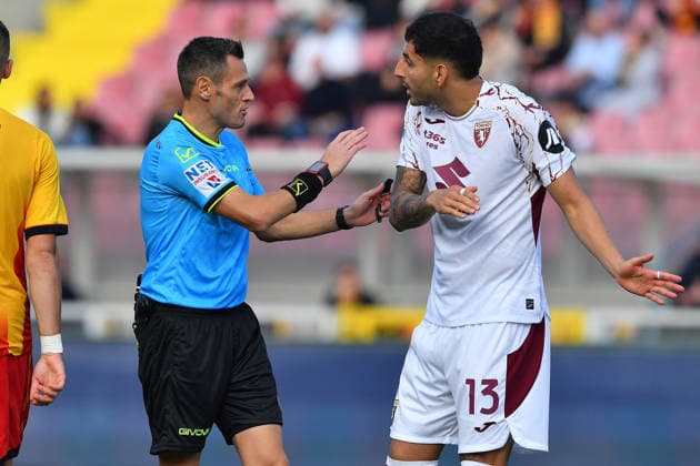 The referee Mr. Maurizio Mariani and Torino s Center Back Guillermo Maripan (13 Torino 1906 FC)during the Serie A Enilive soccer matchday 13 between US Lecce and Torino 1906 FC at the Via del Mare Stadium in Lecce, Italy, Sunday, November 30, 2025. (Credit Image: Giovanni Evangelista LaPresse)  Copyright: xGiovannixEvangelista LaPressex