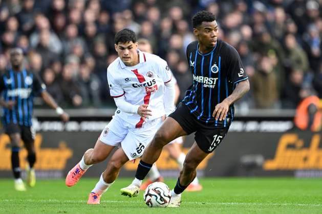 Club Brugge v Royal Antwerp FC - Jupiler Pro League BRUGGE, BELGIUM - NOVEMBER 30 : Onyedika Nwadike Raphael midfielder of Club Brugge is been chased by Benitez Mauricio midfielder of Royal Antwerp FC during the Jupiler Pro League match between Club Brugge and Royal Antwerp FC on November 30, 2025 in Brugge, Belgium, 30 11 2025 Brugge Belgium  Copyright: xNicoxVereeckenx