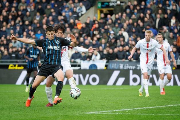 Club s Nicolo Tresoldi and Antwerp s Yuto Tsunashima fight for the ball during a soccer match between Club Brugge and Royal Antwerp FC, Sunday 30 November 2025 in Brugge, on day 16 of the 2025-2026 Jupiler Pro League first division of the Belgian championship. KURTxDESPLENTER  x145372806x