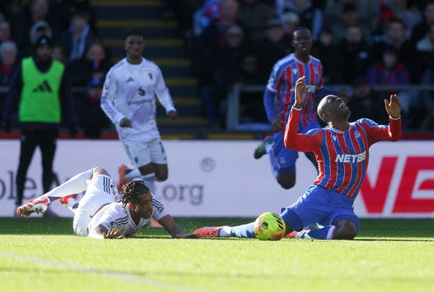 Crystal Palace v Manchester United, ManU English Premier League, Selhurst Park, London, UK - 30 11 2025 Jean-Philippe Mateta of Crystal Palace is fouled by Leny Yoro of Manchester United and is awarded a penalty London Selhurst Park London GBR, UK NEWSPAPERS OUT Copyright: xMarkxGreenwoodx