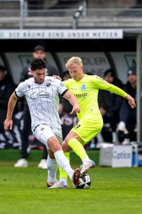 v li Berk Inaler SVS, 18 , Per Lockl Kickers, 21 , duel, duel, tackle, tackling, dynamics, action, action, 30 11 2025, Sandhausen Germany , Football, Regionalliga Südwest, SV Sandhausen SV Stuttgarter Kickers xozx