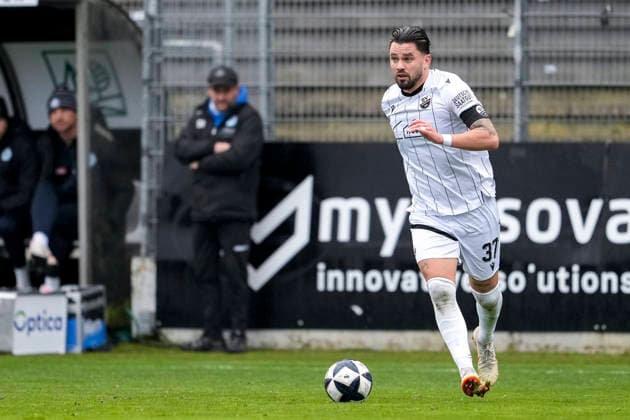 Pascal Testroet SVS, 37 , Player of SV Sandhausen SVS , on the ball, cropped, full body, single picture, single photo, action, action, 30 11 2025, Sandhausen Germany , Football, Regionalliga Südwest, SV Sandhausen SV Stuttgarter Kickers xozx