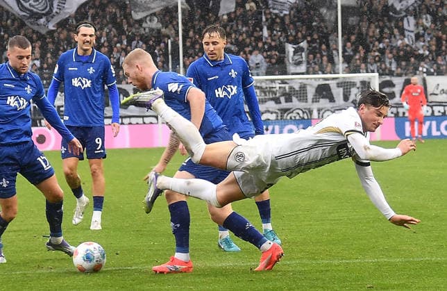 30 11 2025, xhbx, Soccer 2 Bundesliga, SV Elversberg SV Darmstadt 98 v l Kai Klefisch SV Darmstadt 98 , Lukas Petkov SV Elversberg DFL DFB REGULATIONS PROHIBIT ANY USE OF PHOTOGRAPHS as IMAGE SEQUENCES and or QUASI VIDEO Elversberg