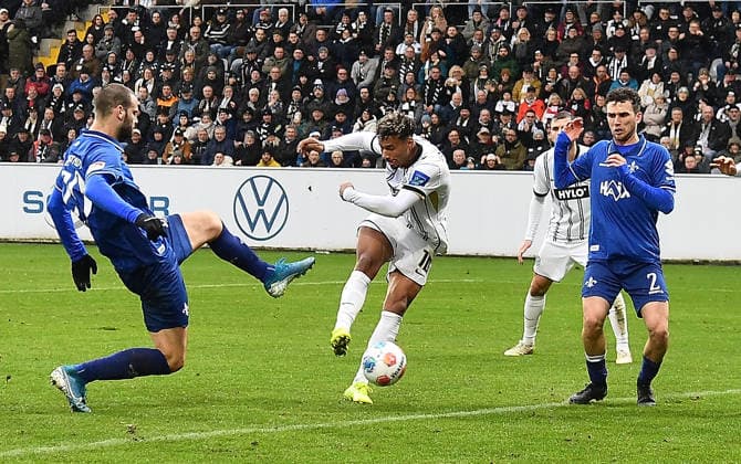 30 11 2025, xhbx, Soccer 2 Bundesliga, SV Elversberg SV Darmstadt 98 v l Aleksandar Vukotic SV Darmstadt 98 , Younes Ebnoutalib SV Elversberg , Segio Lopez SV Darmstadt 98 DFL DFB REGULATIONS PROHIBIT ANY USE OF PHOTOGRAPHS as IMAGE SEQUENCES and or QUASI VIDEO Elversberg