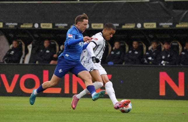 30 11 2025, Football, Men, 2 Bundesliga, Season 2025 2026, SV 07 Elversberg SV Darmstadt 98, Luca Marseiler SV Darmstadt 98 Jan Gyamerah SV 07 Elversberg Elversberg Ursapharm Arena an der Kaiserlinde Saarland Germany DEU Copyright: xFabianxKleerx
