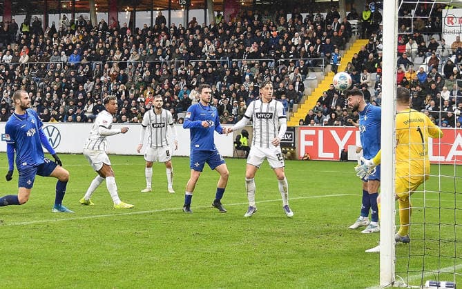 30 11 2025, xhbx, Soccer 2 Bundesliga, SV Elversberg SV Darmstadt 98 v l Aleksandar Vukotic SV Darmstadt 98 , Younes Ebnoutalib SV Elversberg , Lukasz Poreba SV Elversberg , Segio Lopez SV Darmstadt 98 , Lukas Petkov SV Elversberg , Marco Richter SV Darmstadt 98 , Marcel Schuhen SV Darmstadt 98 DFL DFB REGULATIONS PROHIBIT ANY USE OF PHOTOGRAPHS as IMAGE SEQUENCES and or QUASI VIDEO Elversberg