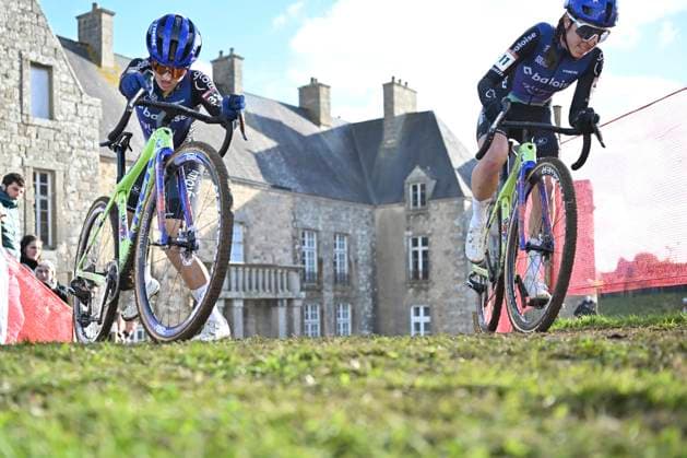 UCI Cyclocross World Cup 2025-2026 Flamanville FLAMANVILLE, FRANCE - NOVEMBER 30 : Moors Fleur (BEL) of Baloise Glowi Lions, Van Anrooij Shirin (NED) of Baloise Glowi Lions during the 2nd leg of the Flamanville UCI Cyclocross World Cup 2025-2026 a cyclocross race for Women Elite on November 30, 2025 in Flamanville, France, 30 11 2025 ( Flamanville France  Copyright: xBcex