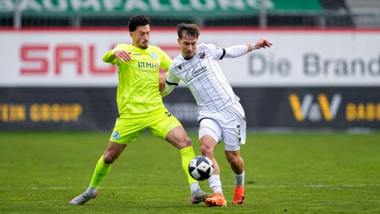 v li Flamur Berisha Kickers, 37 , Louis Kolbe SVS, 3 , duel, duel, tackle, tackling, dynamics, action, action, 30 11 2025, Sandhausen Germany , Football, Regionalliga Südwest, SV Sandhausen SV Stuttgarter Kickers xozx