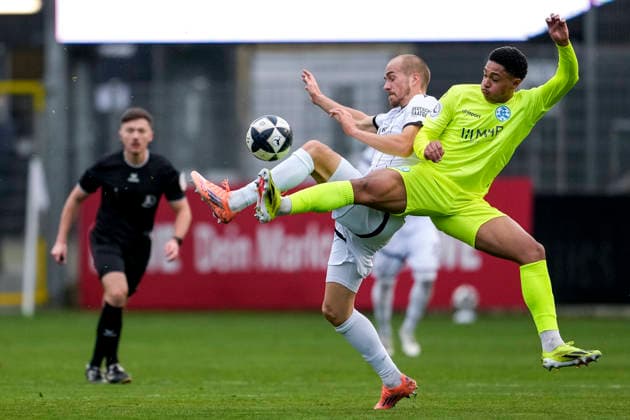 v li Phil Halbauer SVS, 20 , Jacob Danquah Kickers, 5 , duel, duel, tackle, tackling, dynamics, action, action, 30 11 2025, Sandhausen Germany , Football, Regionalliga Südwest, SV Sandhausen SV Stuttgarter Kickers xozx