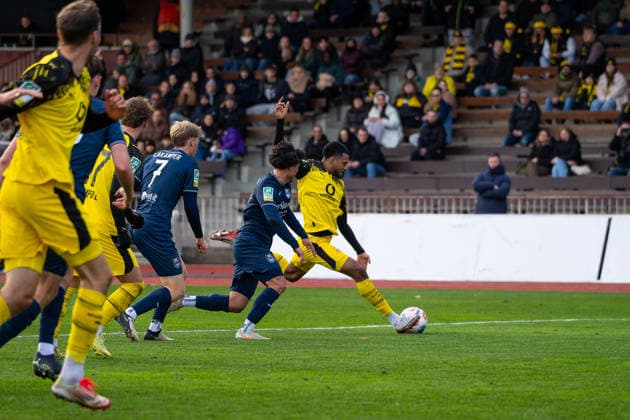 Almugera Raouf Kabar Borussia Dortmund U23, 42 with a shot on goal BVB Borussia Dortmund U23 vs SC Wiedenbrueck, Football, Regionalliga West, Matchday 17, Season 2025 2026, 30 11 2025 BVB Borussia Dortmund U23 vs SC Wiedenbrueck, Football, Regionalliga West, Matchday 17, Season 2025 2026, 30 11 2025 Dortmund Copyright: xEibner-Pressefoto DamianxKruczynx EP_DKI