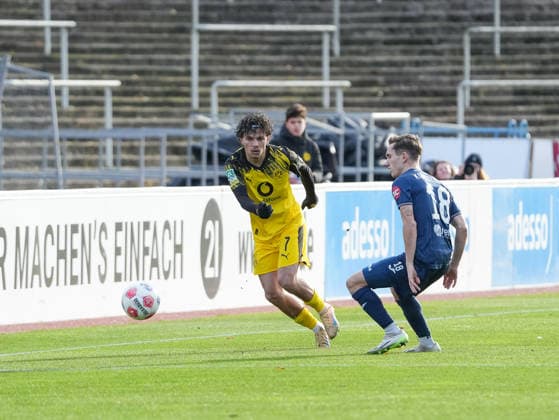Babis Drakas Borussia Dortmund U23, 07 in duel against Timo Kondziella SC Wiedenbrueck, 18 BVB Borussia Dortmund U23 vs SC Wiedenbrueck, Football, Regionalliga West, Matchday 17, Season 2025 2026, 30 11 2025 BVB Borussia Dortmund U23 vs SC Wiedenbrueck, Football, Regionalliga West, Matchday 17, Season 2025 2026, 30 11 2025 Dortmund Copyright: xEibner-Pressefoto DamianxKruczynx EP_DKI