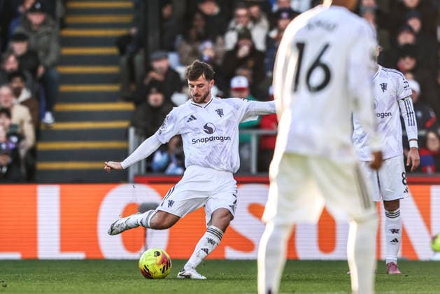 Premier League Crystal Palace v Manchester United, ManU Mason Mount of Manchester United scores to make it 1-2 during the Premier League match Crystal Palace vs Manchester United at Selhurst Park, London, United Kingdom, 30th November 2025 (Photo by Alfie Cosgrove News Images) London Selhurst Park Greater London United Kingdom Copyright: xAlfiexCosgrove NewsxImagesx