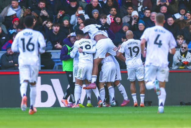 Crystal Palace v Manchester United, ManU English Premier League, Selhurst Park, London, UK - 30 11 2025 Mason Mount of Manchester United celebrates scoring their second goal in the Premier League game away at Crystal Palace London Selhurst Park London GBR, UK NEWSPAPERS OUT Copyright: xMarkxGreenwoodx