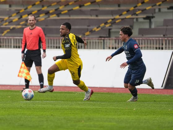 Almugera Raouf Kabar Borussia Dortmund U23, 42 vs Christian Stabenau SC Wiedenbrueck, 19 BVB Borussia Dortmund U23 vs SC Wiedenbrueck, Football, Regionalliga West, Matchday 17, Season 2025 2026, 30 11 2025 BVB Borussia Dortmund U23 vs SC Wiedenbrueck, Football, Regionalliga West, Matchday 17, Season 2025 2026, 30 11 2025 Dortmund Copyright: xEibner-Pressefoto DamianxKruczynx EP_DKI