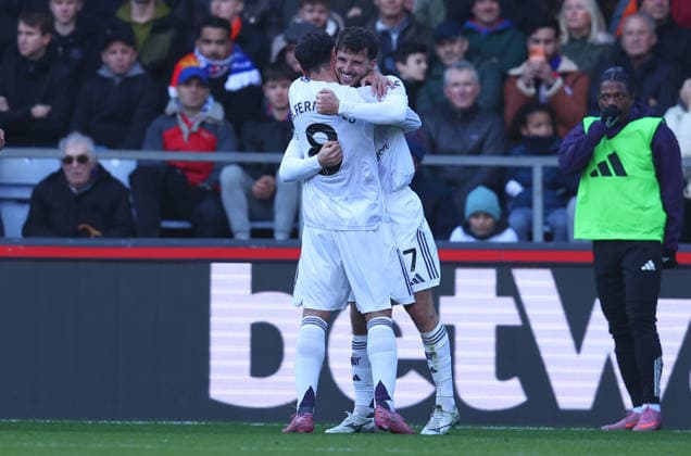 London, England, 30th November 2025. Mason Mount (R) of Manchester United, ManU celebrates after scoring to make it 2-1 during the Crystal Palace vs Manchester United Premier League match at Selhurst Park, London. Picture credit should read: Paul Terry Sportimage EDITORIAL USE ONLY. No use with unauthorised audio, video, data, fixture lists, club league logos or live services. Online in-match use limited to 120 images, no video emulation. No use in betting, games or single club league player publications. SPI_041_PT_Crystal_Palace_Man_Utd SPI-4335-0041