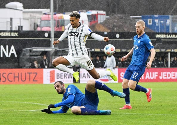 Soccer 2 Bundesliga Season 2025 26 30 11 2025 Ursapharm Arena SV Elversberg elv SV Darmstadt 98 da Bambase CONTE SV Elversberg , above, Aleksandar VUKOTIC SV Darmstadt 98 Soccer 2 Bundesliga SV Elversberg