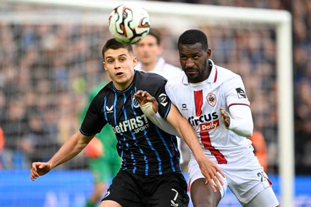 Club Brugge v Royal Antwerp FC - Jupiler Pro League BRUGGE, BELGIUM - NOVEMBER 30 : Tresoldi Nicolo forward of Club Brugge is fighting for the ball with Kouyate Kiki defender of Royal Antwerp FC during the Jupiler Pro League match between Club Brugge and Royal Antwerp FC on November 30, 2025 in Brugge, Belgium, 30 11 2025 Brugge Belgium  Copyright: xNicoxVereeckenx