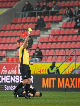 Germany Soccer, 3 Liga 2025 26, 16 Matchday SSV Jahn Regensburg vs FC Hansa Rostock Jahnstadion Regensburg Yannick Sager Referee Referee yellow card Copyright: xChristopherxRupprechtx