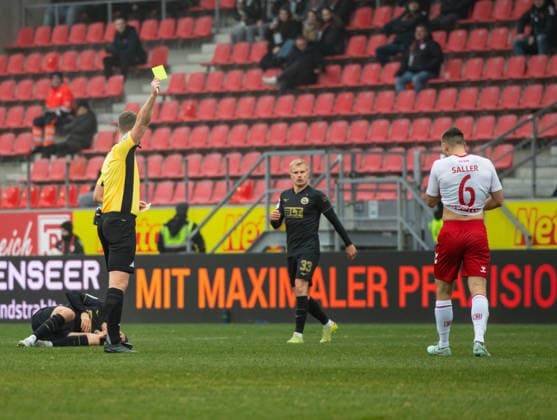 Germany Soccer, 3 Liga 2025 26, 16 Matchday SSV Jahn Regensburg vs FC Hansa Rostock Jahnstadion Regensburg Benedikt Saller SSV Jahn Regensburg, 6 Yannick Sager Referee Referee Copyright: xChristopherxRupprechtx