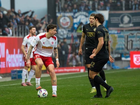 Germany Soccer, 3 Liga 2025 26, 16 Matchday SSV Jahn Regensburg vs FC Hansa Rostock Jahnstadion Regensburg Adrian Fein SSV Jahn Regensburg, 29 Benno Dietze FC Hansa Rostock Copyright: xChristopherxRupprechtx