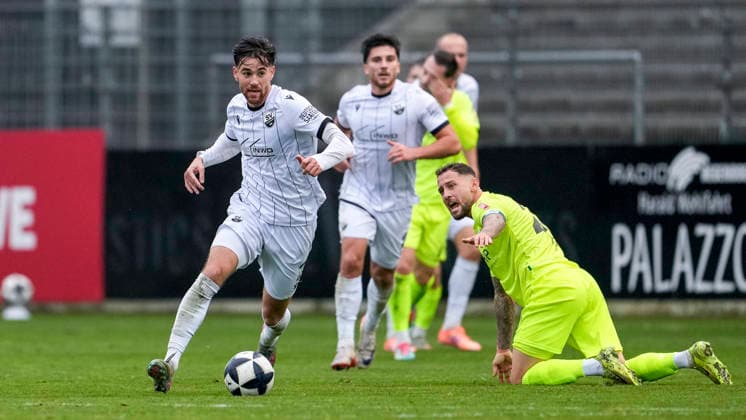 v li David Mamutovic SVS, 7 , Lukas Kiefer Kickers, 28 , duel, duel, tackle, tackling, dynamics, action, action, 30 11 2025, Sandhausen Germany , Football, Regionalliga Südwest, SV Sandhausen SV Stuttgarter Kickers xozx