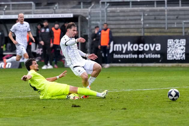 from left Milan Petrovic Kickers, 4 comes too late Louis Kolbe SVS, 3 scores the goal to 2 1, goal, goal success, highlight, action, action scene, 30 11 2025, Sandhausen Germany , Football, Regionalliga Südwest, SV Sandhausen SV Stuttgarter Kickers xozx