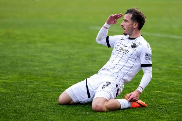 Goalscorer Louis Kolbe SVS, 3 , cheers about the goal to 2 1, cheer, cheer, goal celebration, celebrate the goal, goal, celebration, cheers about the goal, rejoice, joy, rejoices, optimistic, positive, game scene, highlight, cropped, full body, single picture, single photo, action, action, 30 11 2025, Sandhausen Germany , Football, Regionalliga Südwest, SV Sandhausen SV Stuttgarter Kickers xozx