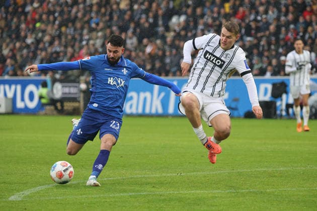 30 11 2025, Football, Men, 2 Bundesliga, Season 2025 2026, SV 07 Elversberg SV Darmstadt 98, Lasse Günther SV 07 Elversberg , Marco Richter SV Darmstadt 98 Elversberg Ursapharm Arena an der Kaiserlinde Saarland Germany DEU Copyright: xFabianxKleerx